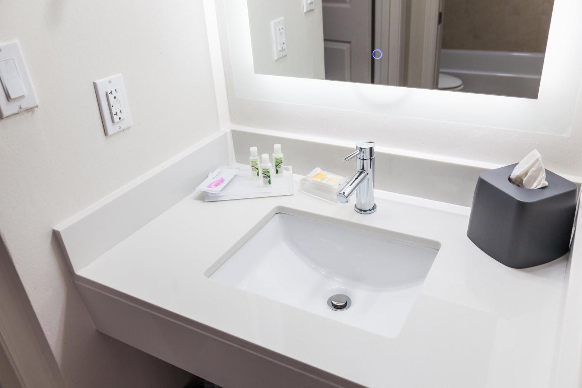 Holiday Inn & Suites Boca Raton - North Экстерьер фото
