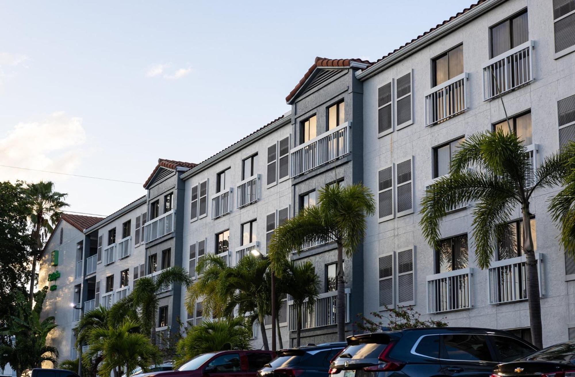 Holiday Inn & Suites Boca Raton - North Экстерьер фото