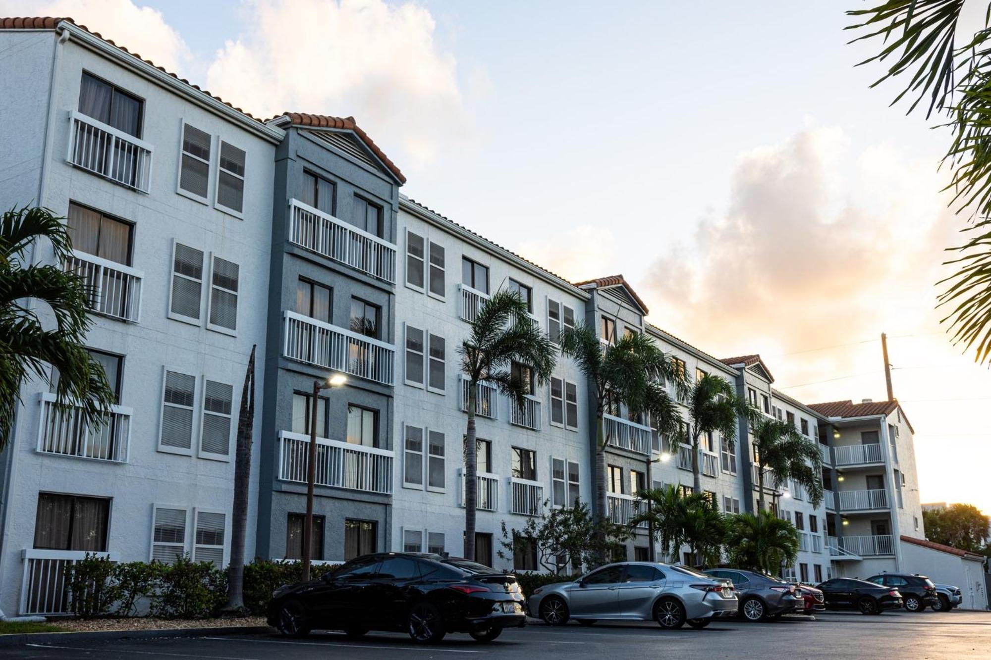 Holiday Inn & Suites Boca Raton - North Экстерьер фото